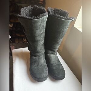 UGG Bailey Button Dark Green color in good pre condition Size 8